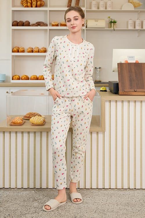  BTD04S5T18-BỘ THUN DÀI VỚI THIẾT KẾ CỔ TRÒN TRANG TRÍ DÂY RUY BĂNG NỔI BẬT MANG LẠI NÉT TRẺ TRUNG VÀ CẢM GIÁC ẤM ÁP, DỄ CHỊU KHI MẶC 