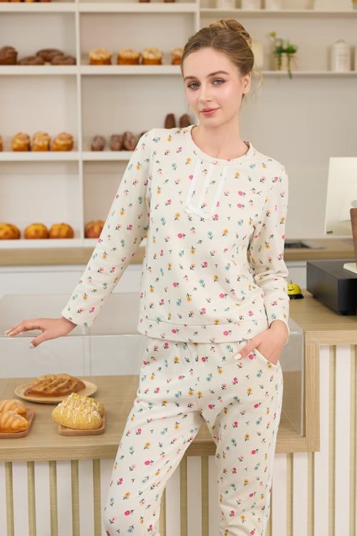  BTD04S5T18-BỘ THUN DÀI VỚI THIẾT KẾ CỔ TRÒN TRANG TRÍ DÂY RUY BĂNG NỔI BẬT MANG LẠI NÉT TRẺ TRUNG VÀ CẢM GIÁC ẤM ÁP, DỄ CHỊU KHI MẶC 