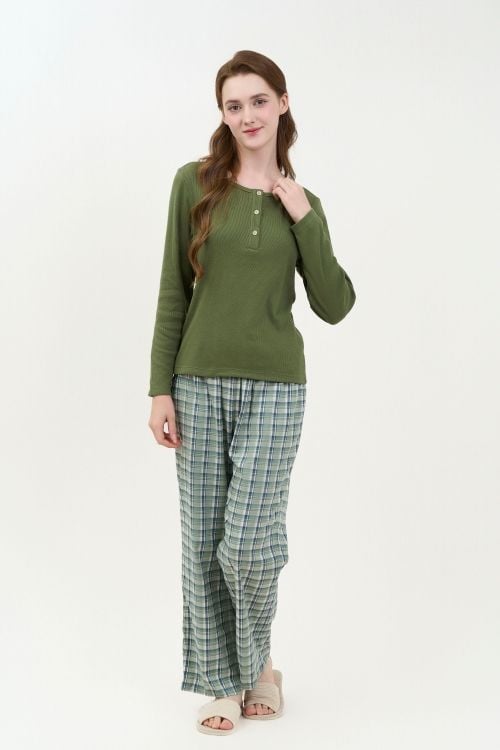  BTD04W5T01-BỘ THUN DÀI VỚI THIẾT KẾ  ÁO CỔ TRỤ THANH LỊCH TẠO CẢM GIÁC ẤM ÁP VÀ THOẢI MÁI KHI MẶC. 