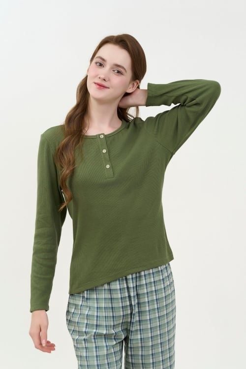  BTD04W5T01-BỘ THUN DÀI VỚI THIẾT KẾ  ÁO CỔ TRỤ THANH LỊCH TẠO CẢM GIÁC ẤM ÁP VÀ THOẢI MÁI KHI MẶC. 