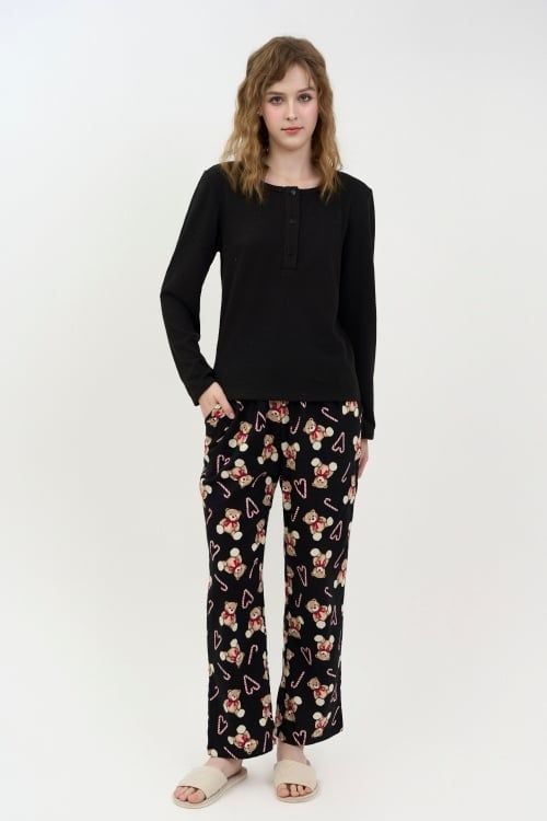  BTD04W5T02-BỘ THUN DÀI VỚI THIẾT KẾ  ÁO CỔ TRỤ THANH LỊCH TẠO CẢM GIÁC ẤM ÁP VÀ THOẢI MÁI KHI MẶC. 