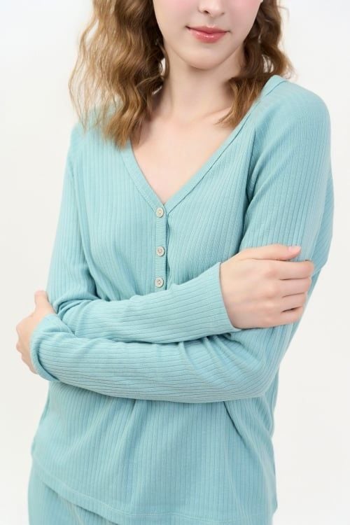  BTD05W5T02-BỘ THUN DÀI VỚI THIẾT KẾ CỔ V MANG PHONG CÁCH THOẢI MÁI VÀ THANH LỊCH 