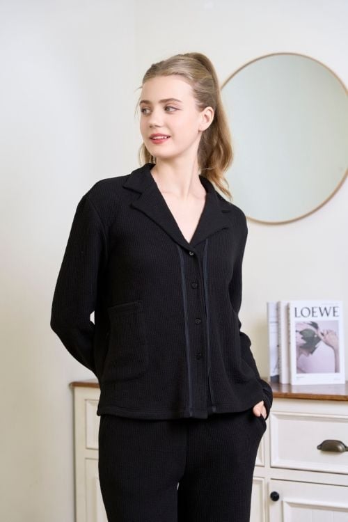  BTD06S5T05-BỘ THUN DÀI  VỚI THIẾT KẾ CỔ PIJAMA CÓ PHỐI VIỀN XINH XẮN TẠO CẢM GIÁC ẤM ÁP VÀ THOẢI MÁI KHI MẶC. 