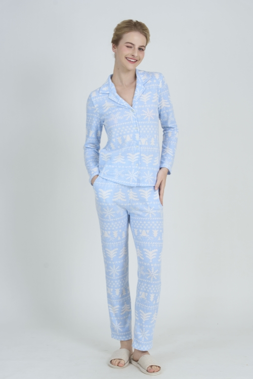 BTD08S5T12-BỘ THUN DÀI VỚI THIẾT KẾ PIJAMA TỪ CHẤT LIỆU  CO GIÃN, MỀM MẠI CÙNG VỚI HỌA TIẾT NOEL NHẸ NHÀNG, DỄ THƯƠNG  RẤT PHÙ HỢP CHO NHỮNG NGÀY SE LẠNH