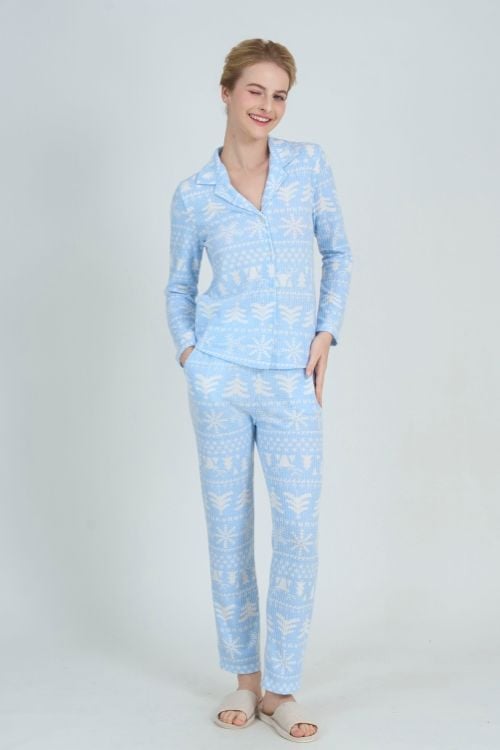  BTD08S5T12-BỘ THUN DÀI VỚI THIẾT KẾ PIJAMA TỪ CHẤT LIỆU  CO GIÃN, MỀM MẠI CÙNG VỚI HỌA TIẾT NOEL NHẸ NHÀNG, DỄ THƯƠNG  RẤT PHÙ HỢP CHO NHỮNG NGÀY SE LẠNH 