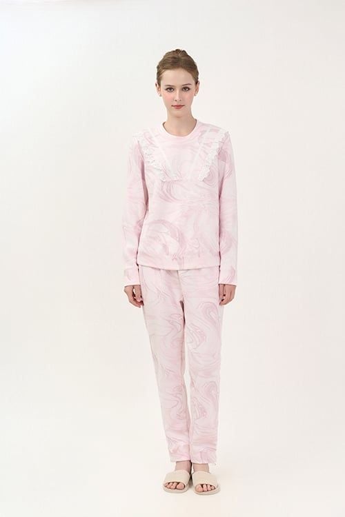  BTD13W5T01-BỘ THUN DÀI VỚI THIẾT KẾ CỔ TRÒN ĐIỂM NHẤN BÈO REN NỔI BẬT MANG LẠI SỰ ẤM ÁP VÀ DỄ CHỊU KHI MẶC. 