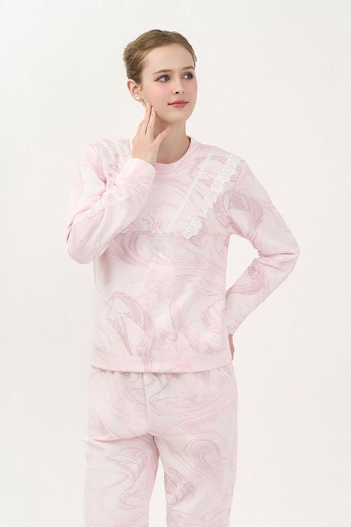  BTD13W5T01-BỘ THUN DÀI VỚI THIẾT KẾ CỔ TRÒN ĐIỂM NHẤN BÈO REN NỔI BẬT MANG LẠI SỰ ẤM ÁP VÀ DỄ CHỊU KHI MẶC. 