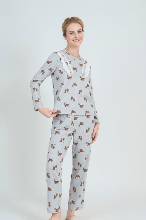  BTD13W5T02-BỘ THUN DÀI VỚI THIẾT KẾ CỔ TRÒN ĐIỂM NHẤN BÈO REN NỔI BẬT MANG LẠI SỰ ẤM ÁP VÀ DỄ CHỊU KHI MẶC. 