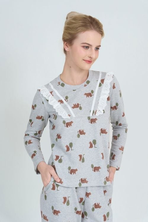  BTD13W5T02-BỘ THUN DÀI VỚI THIẾT KẾ CỔ TRÒN ĐIỂM NHẤN BÈO REN NỔI BẬT MANG LẠI SỰ ẤM ÁP VÀ DỄ CHỊU KHI MẶC. 