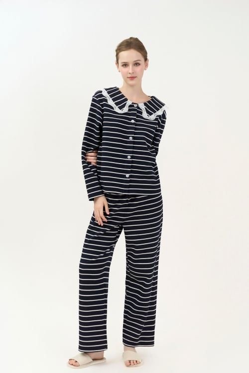  BTD17W5T01-BỘ DÀI THUN VỚI THIẾT KẾ CỔ SEN ĐIỂM NHẤN BÈO REN NỔI BẬT, MANG ĐẾN VẺ TRẺ TRUNG, DUYÊN DÁNG VÀ THOẢI MÁI KHI MẶC 