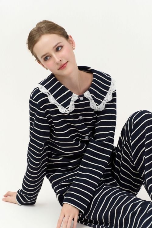  BTD17W5T01-BỘ DÀI THUN VỚI THIẾT KẾ CỔ SEN ĐIỂM NHẤN BÈO REN NỔI BẬT, MANG ĐẾN VẺ TRẺ TRUNG, DUYÊN DÁNG VÀ THOẢI MÁI KHI MẶC 