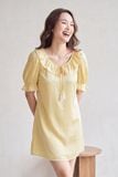  DDS010S51-ĐẦM SATIN VỚI THIẾT KẾ CỔ TRÒN BÈO MÀU VÀNG THỂ HIỆN SỰ THANH LỊCH VÀ ĐẲNG CẤP. 