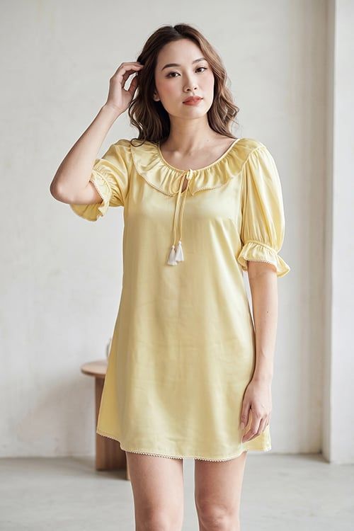  DDS010S51-ĐẦM SATIN VỚI THIẾT KẾ CỔ TRÒN BÈO MÀU VÀNG THỂ HIỆN SỰ THANH LỊCH VÀ ĐẲNG CẤP. 