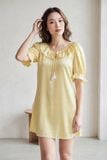  DDS010S51-ĐẦM SATIN VỚI THIẾT KẾ CỔ TRÒN BÈO MÀU VÀNG THỂ HIỆN SỰ THANH LỊCH VÀ ĐẲNG CẤP. 