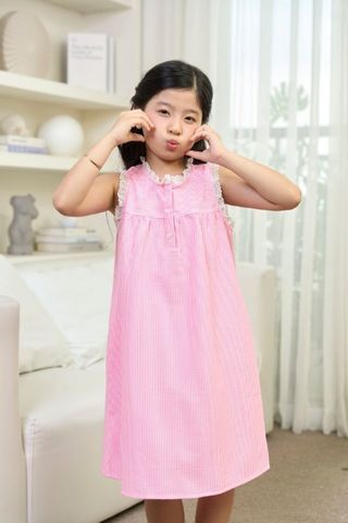  KDK012S41-ĐẦM KATE BÉ GÁI VỚI THIẾT KẾ CỔ TRÒN ĐIỂM NHẤN BÈO REN TẠO SỰ DỊU DÀNG VÀ ĐÁNG YÊU MANG LẠI CẢM GIÁC THOẢI MÁI KHI MẶC 