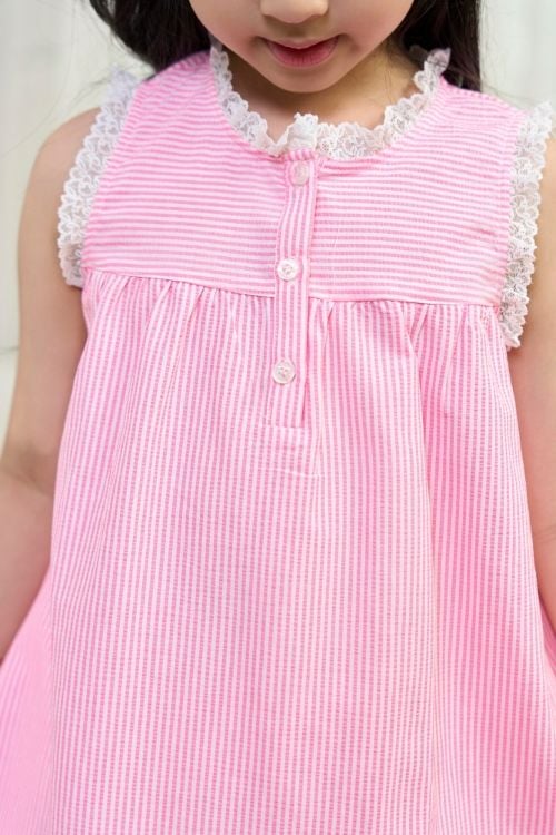  KDK012S41-ĐẦM KATE BÉ GÁI VỚI THIẾT KẾ CỔ TRÒN ĐIỂM NHẤN BÈO REN TẠO SỰ DỊU DÀNG VÀ ĐÁNG YÊU MANG LẠI CẢM GIÁC THOẢI MÁI KHI MẶC 