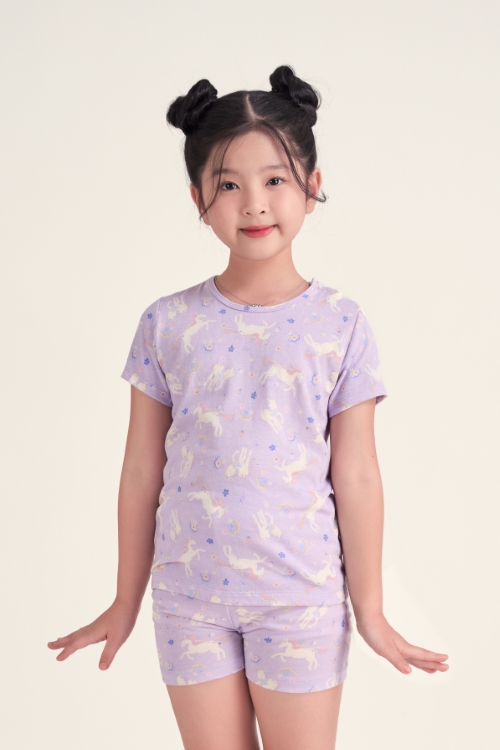 KST013S46-BỘ SHORT THUN VỚI THIẾT KẾ CỔ TRÒN MANG LẠI SỰ NĂNG ĐỘNG THOẢI MÁI CHO BÉ .