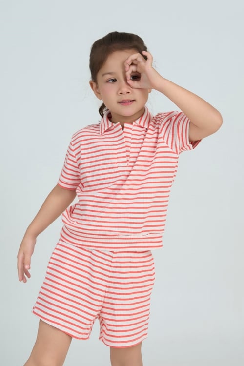 KST01S5T02-BỘ SHORT THUN  VỚI THIẾT KẾ CỔ BẺ MANG PHONG CÁCH NĂNG ĐỘNG ,DỄ THƯƠNG TẠO CẢM GIÁC THOẢI MÁI CHO BÉ KHI MẶC