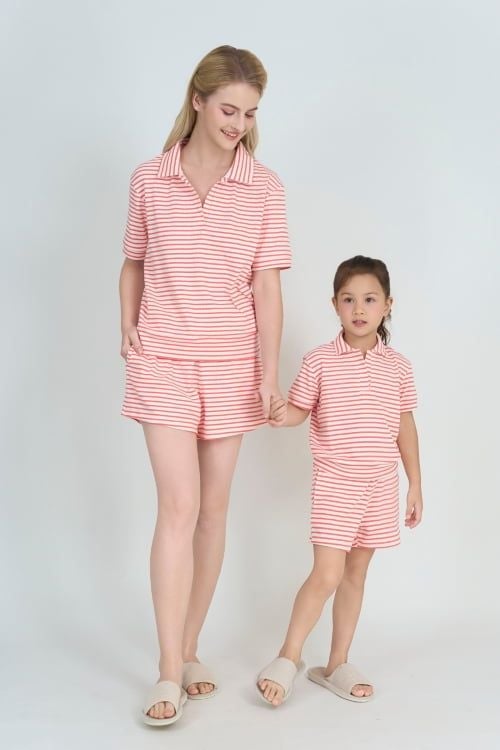  KST01S5T02-BỘ SHORT THUN  VỚI THIẾT KẾ CỔ BẺ MANG PHONG CÁCH NĂNG ĐỘNG ,DỄ THƯƠNG TẠO CẢM GIÁC THOẢI MÁI CHO BÉ KHI MẶC 