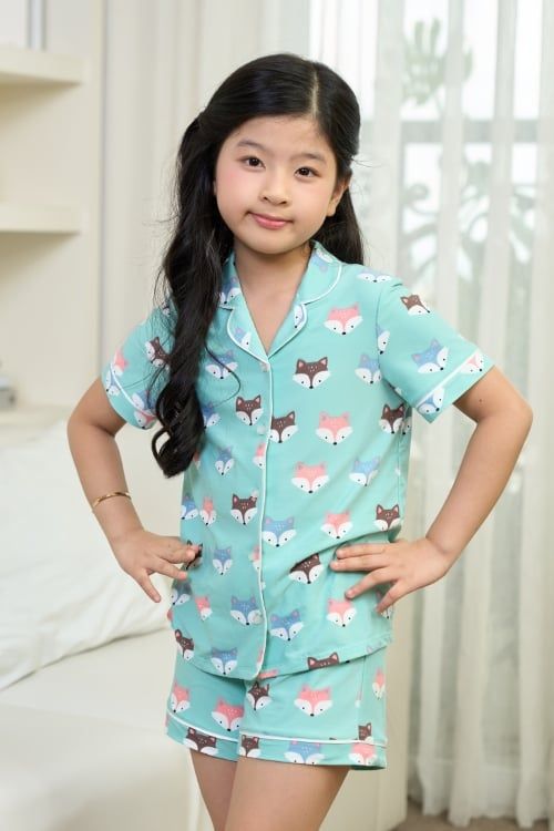  KST01W5T01-BỘ SHORT THUN VỚI THIẾT KẾ CỔ PIJAMA ĐIỂM NHẤN VIỀN NỔI BẬT MANG LẠI SỰ XINH XẮN VÀ NĂNG ĐỘNG CHO BÉ. 