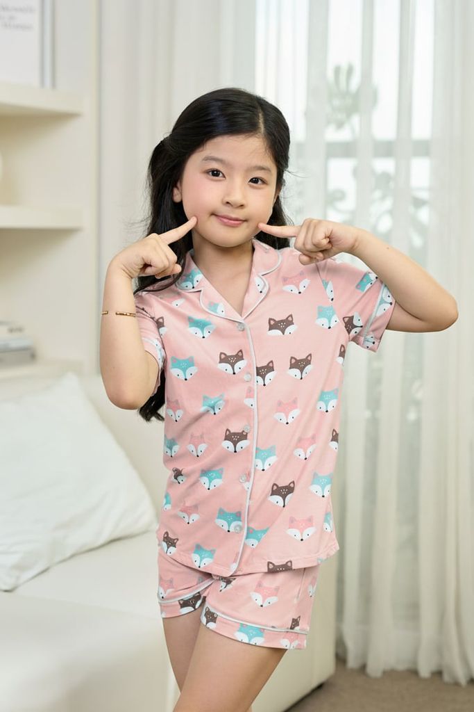  KST01W5T03-BỘ SHORT THUN VỚI THIẾT KẾ CỔ PIJAMA ĐIỂM NHẤN VIỀN NỔI BẬT MANG LẠI SỰ XINH XẮN VÀ NĂNG ĐỘNG CHO BÉ. 
