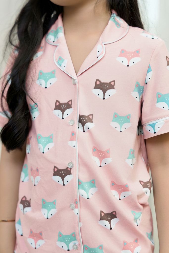  KST01W5T03-BỘ SHORT THUN VỚI THIẾT KẾ CỔ PIJAMA ĐIỂM NHẤN VIỀN NỔI BẬT MANG LẠI SỰ XINH XẮN VÀ NĂNG ĐỘNG CHO BÉ. 