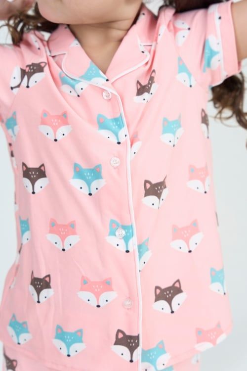  KST01W5T03-BỘ SHORT THUN VỚI THIẾT KẾ CỔ PIJAMA ĐIỂM NHẤN VIỀN NỔI BẬT MANG LẠI SỰ XINH XẮN VÀ NĂNG ĐỘNG CHO BÉ. 