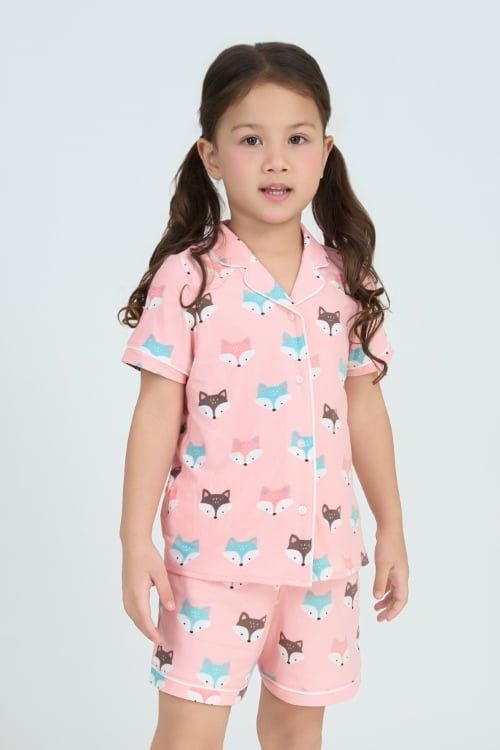  KST01W5T03-BỘ SHORT THUN VỚI THIẾT KẾ CỔ PIJAMA ĐIỂM NHẤN VIỀN NỔI BẬT MANG LẠI SỰ XINH XẮN VÀ NĂNG ĐỘNG CHO BÉ. 