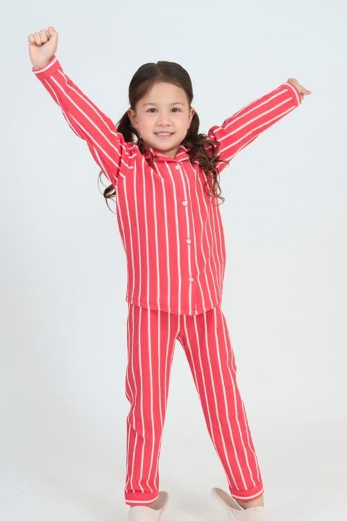  KTD01W5T03-BỘ THUN DÀI VỚI THIẾT KẾ PIJAMA TỪ CHẤT LIỆU  CO GIÃN, MỀM MẠI MANG LẠI SỰ ẤM ÁP VÀ THOẢI MÁI  CHO BÉ GÁI. 