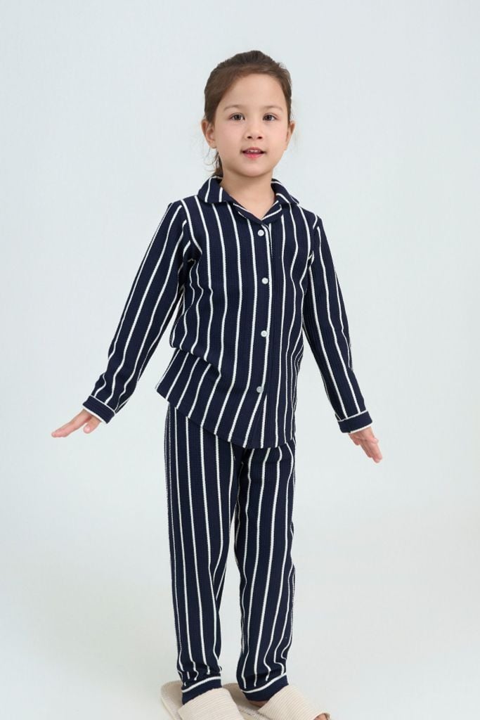  KTD01W5T04-BỘ THUN DÀI VỚI THIẾT KẾ PIJAMA TỪ CHẤT LIỆU  CO GIÃN, MỀM MẠI MANG LẠI SỰ ẤM ÁP VÀ THOẢI MÁI  CHO BÉ GÁI. 
