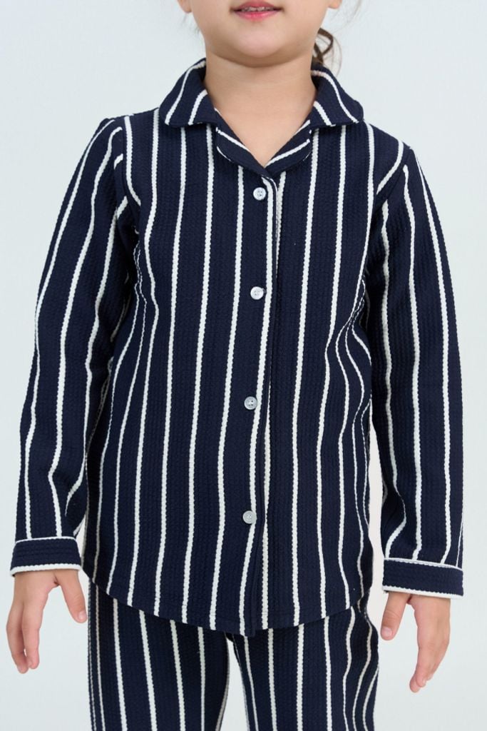  KTD01W5T04-BỘ THUN DÀI VỚI THIẾT KẾ PIJAMA TỪ CHẤT LIỆU  CO GIÃN, MỀM MẠI MANG LẠI SỰ ẤM ÁP VÀ THOẢI MÁI  CHO BÉ GÁI. 