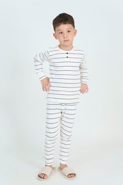  KTD02W5T01-BỘ DÀI THUN VỚI THIẾT KẾ CỔ TRÒN XẺ TRỤ MANG LẠI SỰ  ẤM ÁP VÀ THOẢI MÁI CHO BÉ . 