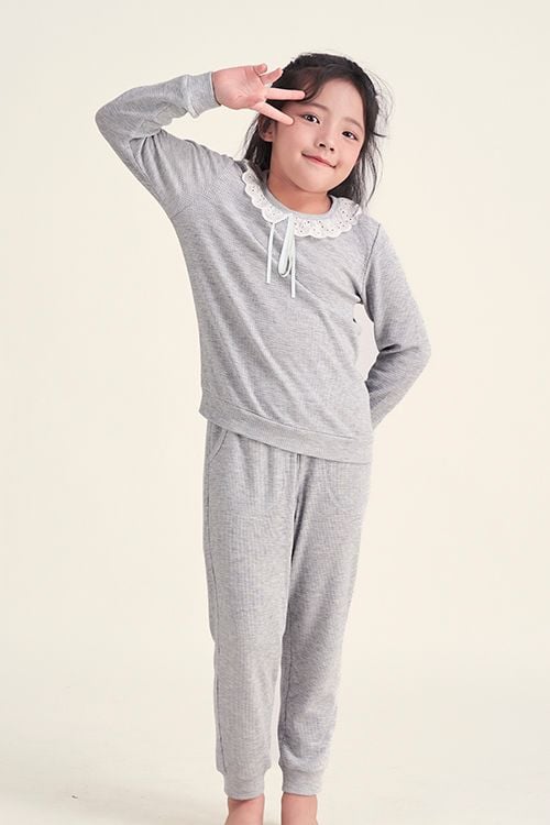  KTD030W41-BỘ THUN DÀI TAY VỚI THIẾT KẾ CỔ TRÒN PHỐI REN MANG ĐÊN CẢM GIÁC ẤM ÁP VÀ THOẢI MÁI CHO BÉ. 