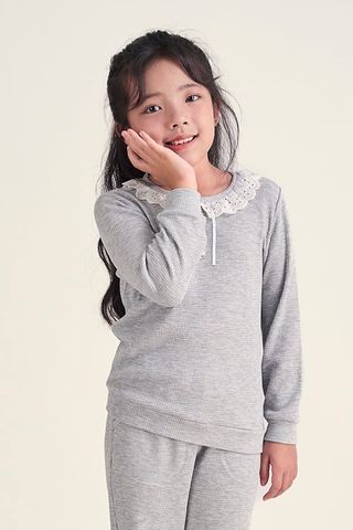  KTD030W41-BỘ THUN DÀI TAY VỚI THIẾT KẾ CỔ TRÒN PHỐI REN MANG ĐÊN CẢM GIÁC ẤM ÁP VÀ THOẢI MÁI CHO BÉ. 