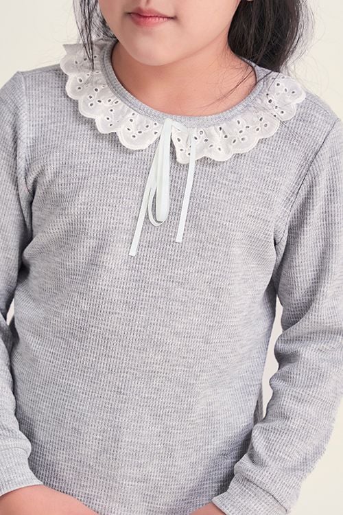  KTD030W41-BỘ THUN DÀI TAY VỚI THIẾT KẾ CỔ TRÒN PHỐI REN MANG ĐÊN CẢM GIÁC ẤM ÁP VÀ THOẢI MÁI CHO BÉ. 