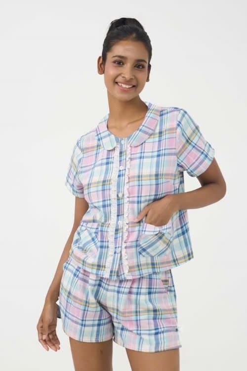  BSK080W41-BỘ SHORT KATE VỚI THIẾT KẾ CỔ LÁ SEN ĐIỂM NHẤN BÈO REN NỔI BẬT MANG LẠI SỰ NỮ TÍNH, TRẺ TRUNG VÀ THOẢI MÁI KHI MẶC  NHÀ 