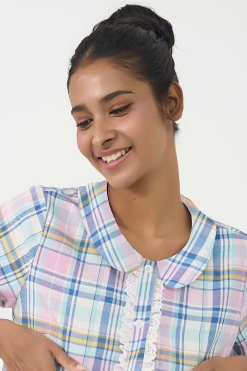  BSK080W41-BỘ SHORT KATE VỚI THIẾT KẾ CỔ LÁ SEN ĐIỂM NHẤN BÈO REN NỔI BẬT MANG LẠI SỰ NỮ TÍNH, TRẺ TRUNG VÀ THOẢI MÁI KHI MẶC  NHÀ 