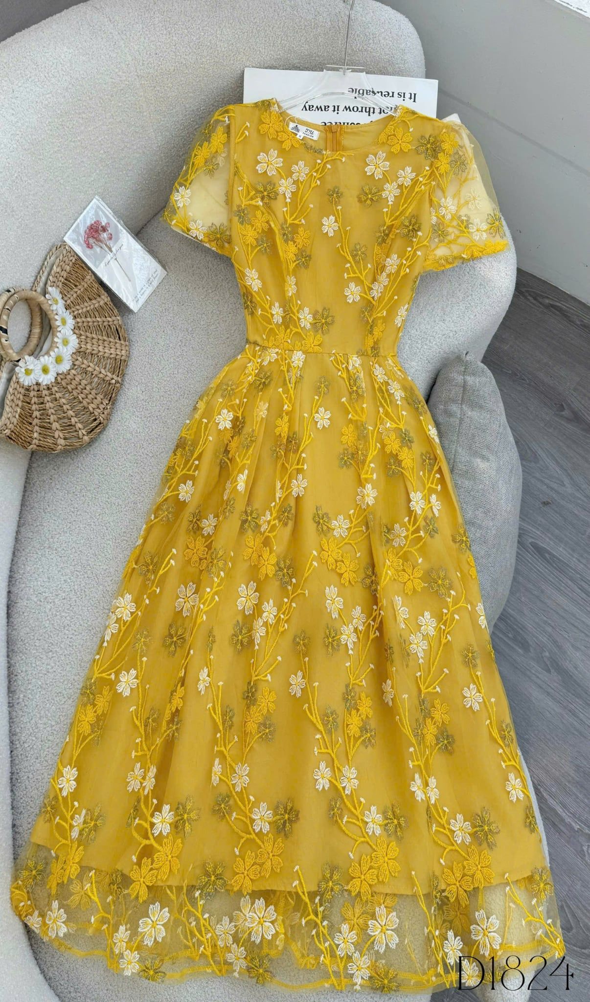 Đầm Thiết Kế Ren Thêu Cổ Tròn Dáng Xòe Đi Chơi TuTu Store Mã D1824