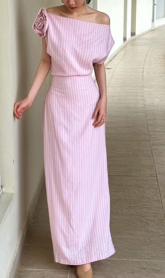  Zinnia Dress - Đầm Linen Lệch Vai Hoa Hồng D989 