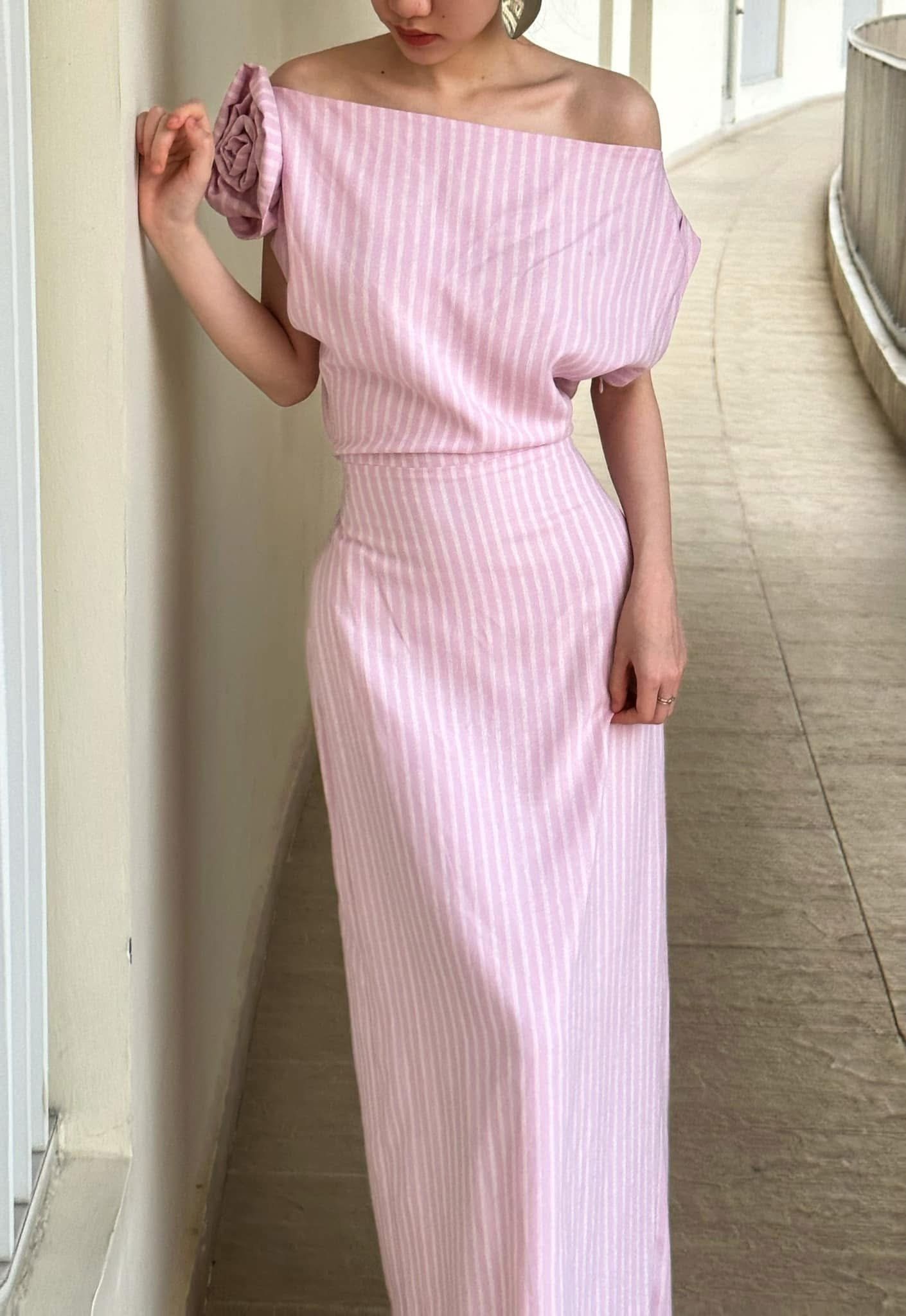  Zinnia Dress - Đầm Linen Lệch Vai Hoa Hồng D989 