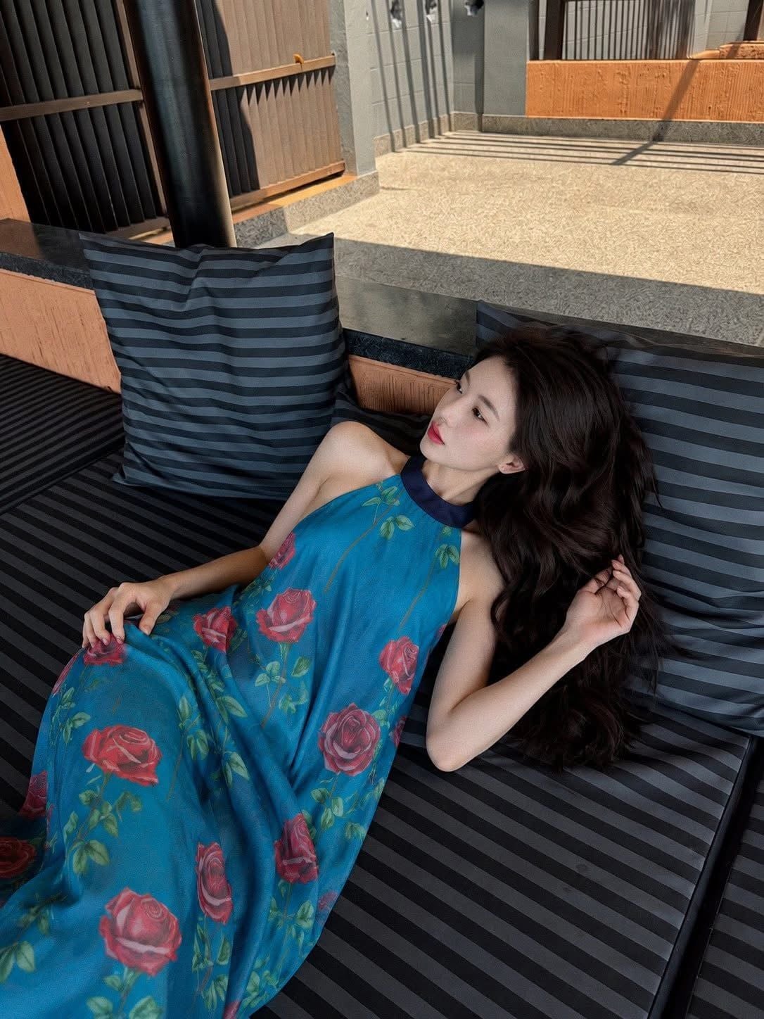  Đầm cổ yếm in hoa hồng -  D654 