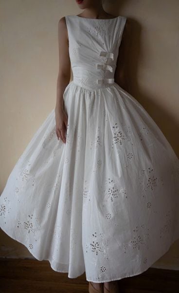  Élodie Dress - Đầm Thêu Đục Lỗ Không Tay D0175 