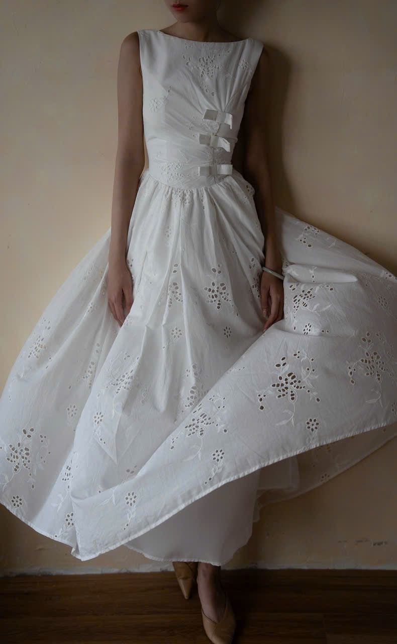  Élodie Dress - Đầm Thêu Đục Lỗ Không Tay D0175 