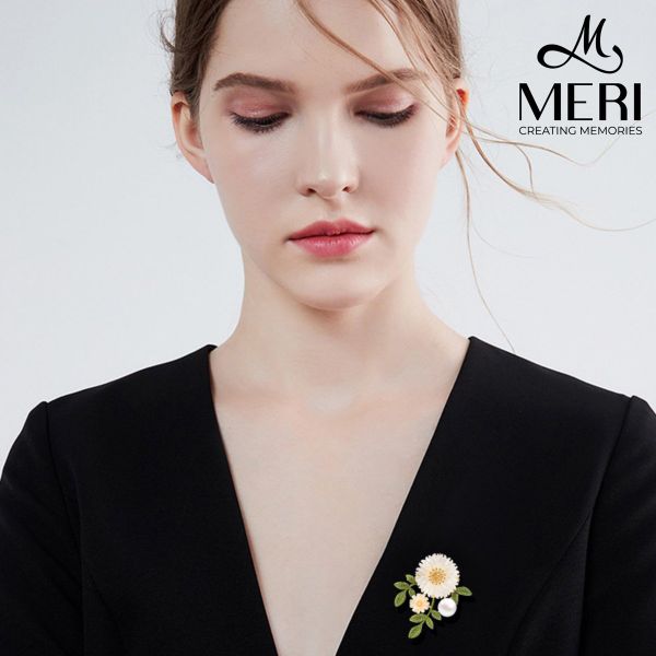 Cài Áo Nữ MERI Radiant Daisy