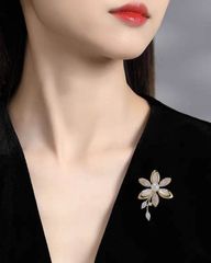 Cài Áo Petal Grace