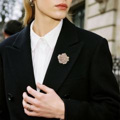 Cài Áo Nữ Meri Golden Camellia