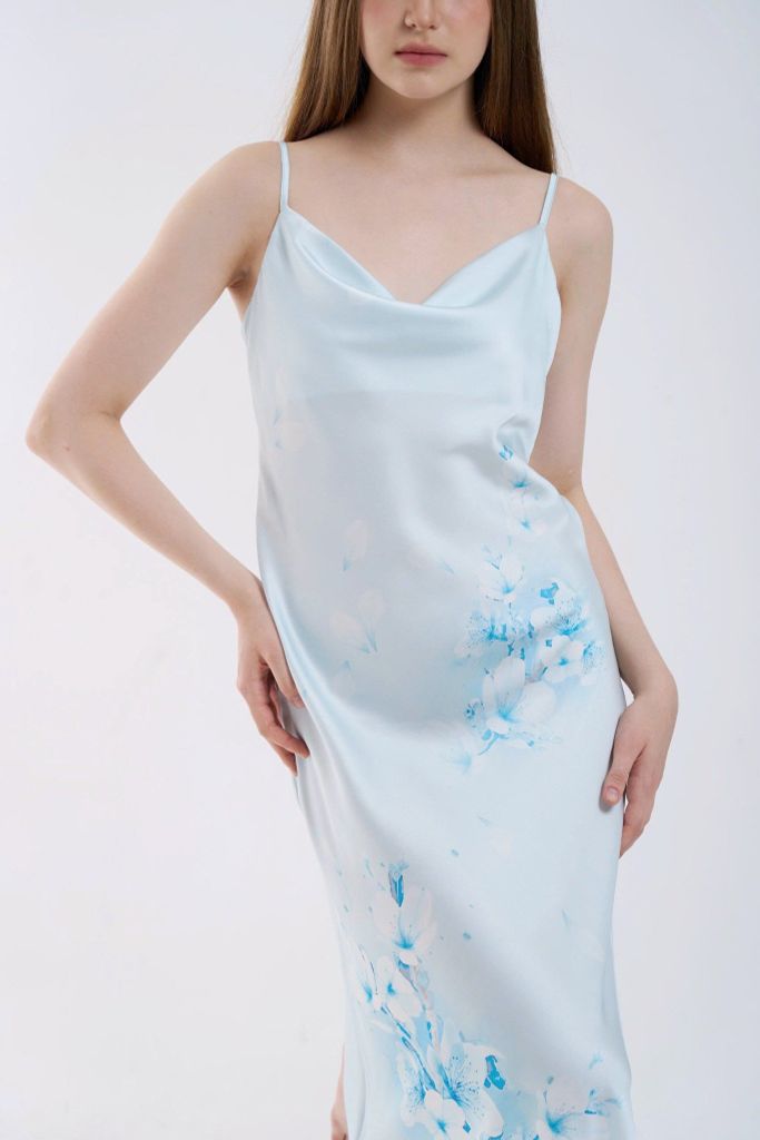 Váy lụa dài 2 dây cổ đổ hoa nhẹ lụa băng mềm mát 112cm Shury Store Home Wear sang trọng 2D04