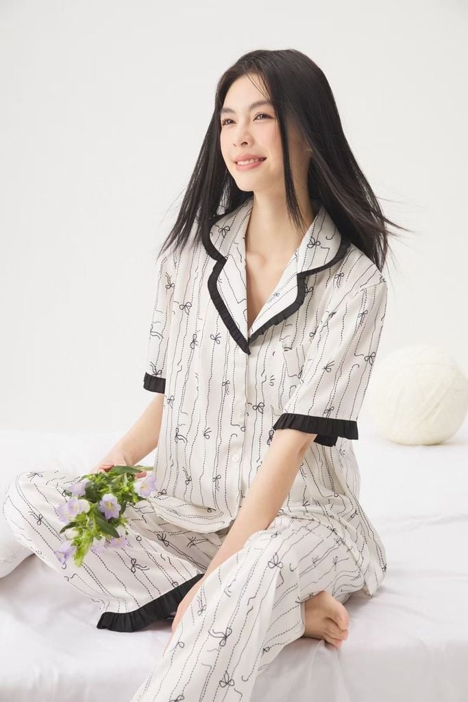 Bộ pijama lụa ngắn tay kèm quần short TN40 Shury Store Home Wear Pyjama nữ hoạ tiết nơ dễ thương