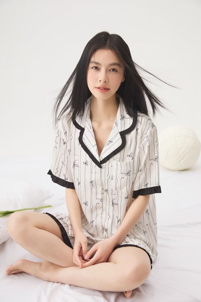 Bộ pijama lụa ngắn tay kèm quần short TN40 Shury Store Home Wear Pyjama nữ hoạ tiết nơ dễ thương