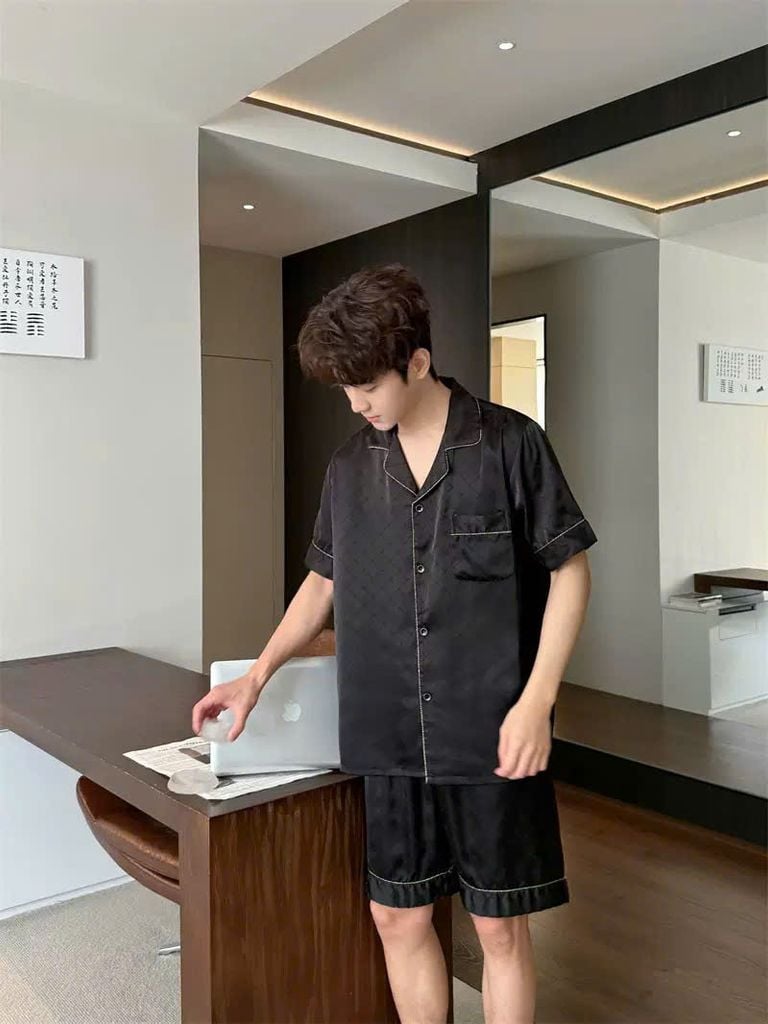 Bộ đồ ngủ lụa đen họa tiết chìm unisex Shury Store Home Wear nam nữ mặc đôi sang trọng CTN07